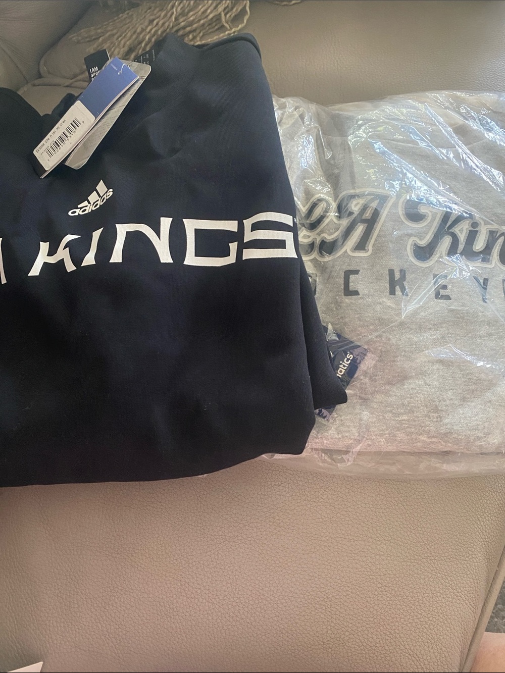 New LA Kings Hockey Bundle crew neck sweater. NWT